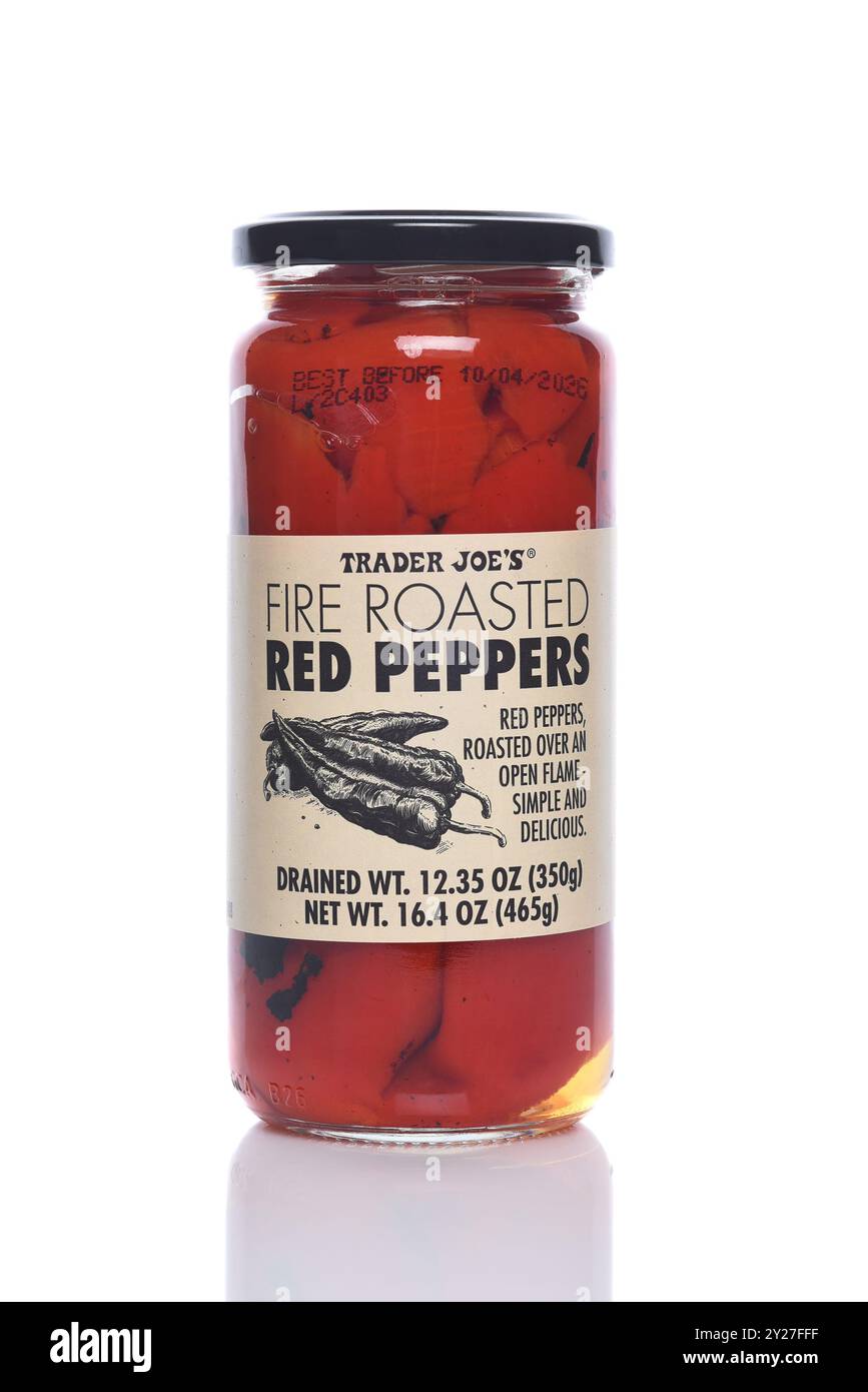 IRVINE, KALIFORNIEN - 6. SEPTEMBER 2024: Ein Glas mit Trader Joes Fire Roasted Red Peppers. Stockfoto