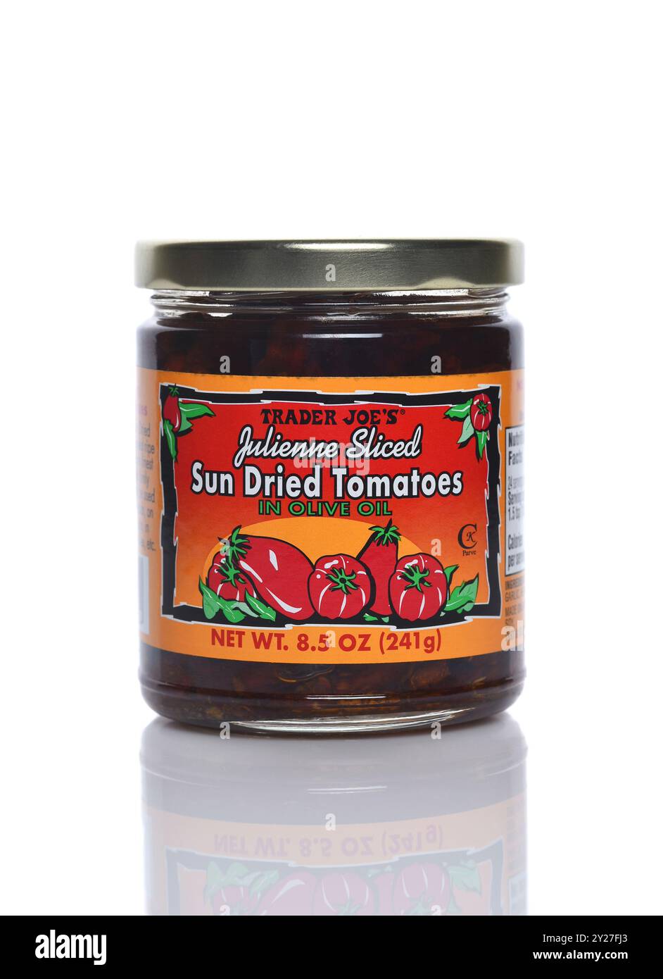 IRVINE, KALIFORNIEN - 6. SEPTEMBER 2024: Ein Glas mit Trader Joes Julienne in Scheiben geschnittene sonnengetrocknete Tomaten in Olivenöl. Stockfoto