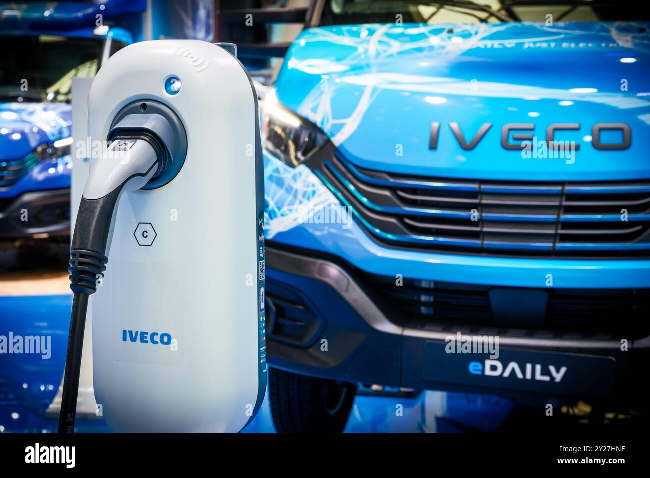 Shell NewMotion Elektrofahrzeug-Ladepunkt vor dem neuen Transporter Iveco eDaily EV, der auf der IAA Transportation Motor in Hannover vorgestellt wurde Stockfoto