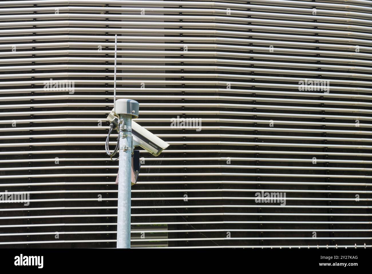 Überwachungskamera vor moderner Fassade Stockfoto