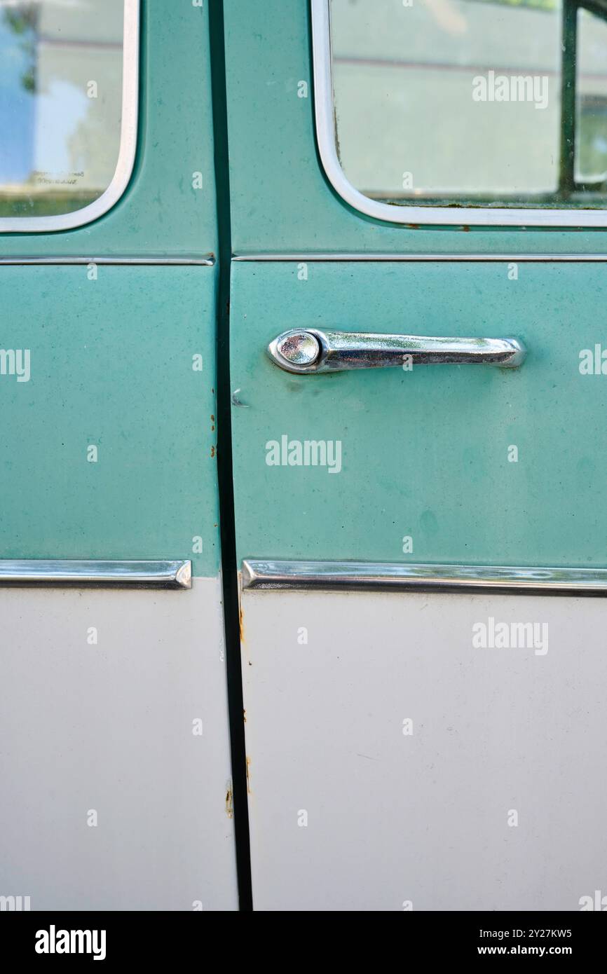 Detailaufnahmen eines alten Autos der Marke Moskwitsch uas den 50er- oder 60er-Jahren. Das Fahrzeug ist mingrün/beige und hat viele Chromteile. Stockfoto