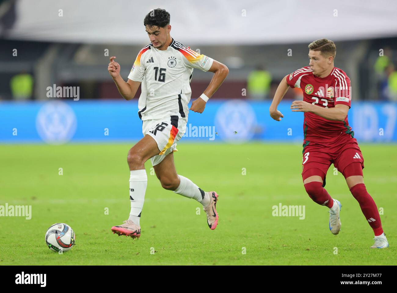 Düsseldorf, Deutschland. September 2024. firo: 07.09.2024, Fußball, internationales Spiel DFB Nationalmannschaft Männer's Nations League Deutschland - Ungarn 5:0 (LR:) Aleksandar Pavlovic AUS DEUTSCHLAND UND Kevin Csoboth aus Ungarn kämpfen um die Duelle Credit: dpa/Alamy Live News Stockfoto