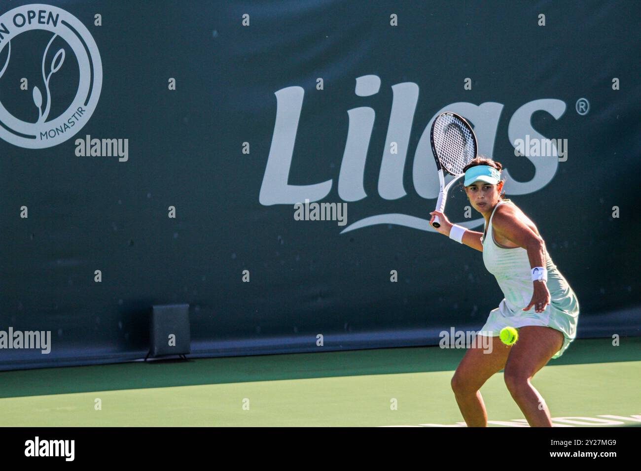 Monastir, Tunesien. September 2024. Bechri Chiraz aus Tunesien spielt gegen Parry Diane aus Frankreich während der Jasmin Open in Monastir, Tunesien. Das Tennisturnier der Frauen findet vom 9. Bis 15. September 2024 im Magic Hotel Skanes in Monastir statt Stockfoto