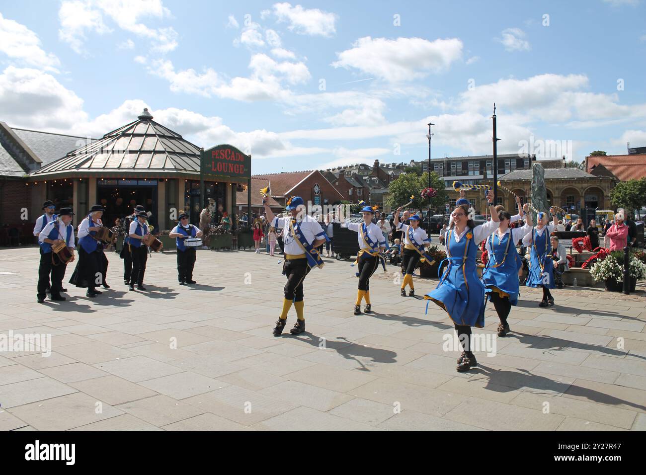 Whitby North Yorkshire 21. August 2024 Morris Dances tanzen beim Whitby Folk Festival in der Nähe des Hafens an einem Sommertag Stockfoto