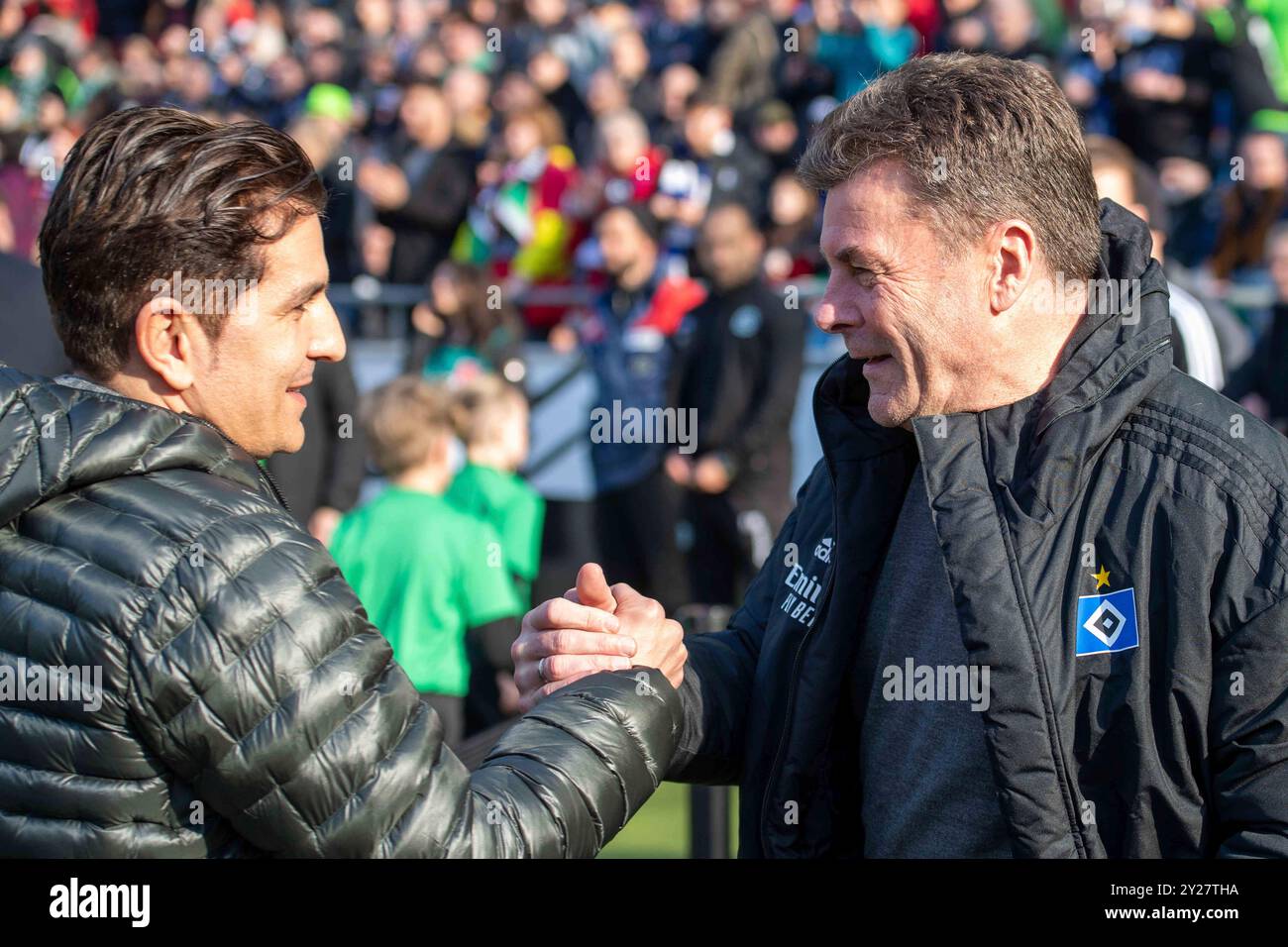 ARCHIVFOTO: Dieter HECKING wird 60 Jahre alt am 12. September 2024, Coach Kenan KOCAK (links, H) und Dieter HECKING (HH) grüßen einander, grüßen, grüßen, grüßen, Halbfigur, Geste, Geste, Football 2. Bundesliga 22. Spieltag, Hannover 96 (H) - HSV Hamburg Hamburg (HH) 1:1, am 15. Februar 2020 in Hamburg. Stockfoto