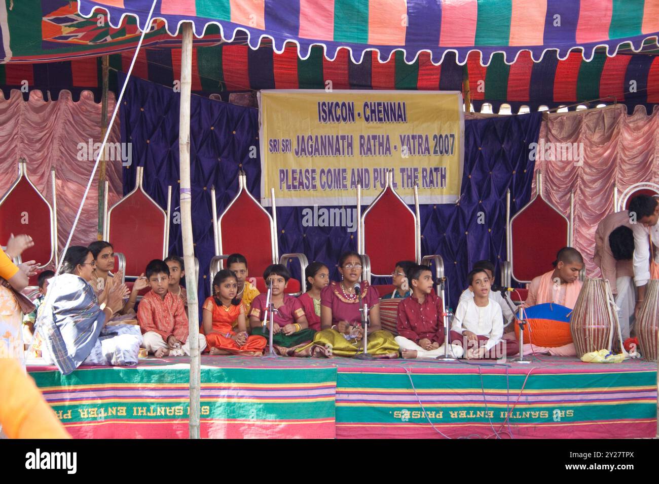 Kinderchor, ISKCON Temple Chennai, Chennai, Tamil Nadu, Indien, Asien. ISKCON-Tempel Chennai, auch bekannt als Sri Radha Krishna Mandir. Stockfoto Kinderchor, ISKCON Temple Chennai, Chennai, Tamil Nadu, Indien, Asien. ISKCON-Tempel Chennai, auch bekannt als Sri Radha Krishna Mandir. Stockfoto