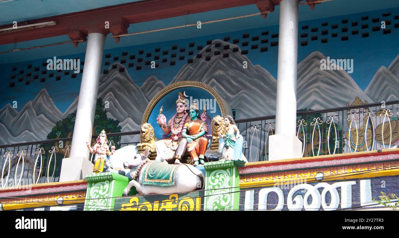 Aufwendig geschnitzter Altar für Lord Shiva, Hindu-Tempel, Chennai, Tamil Nadu, Indien. Lord Shiva mit seiner Gemahlin ein Stier, Löwen Stockfoto