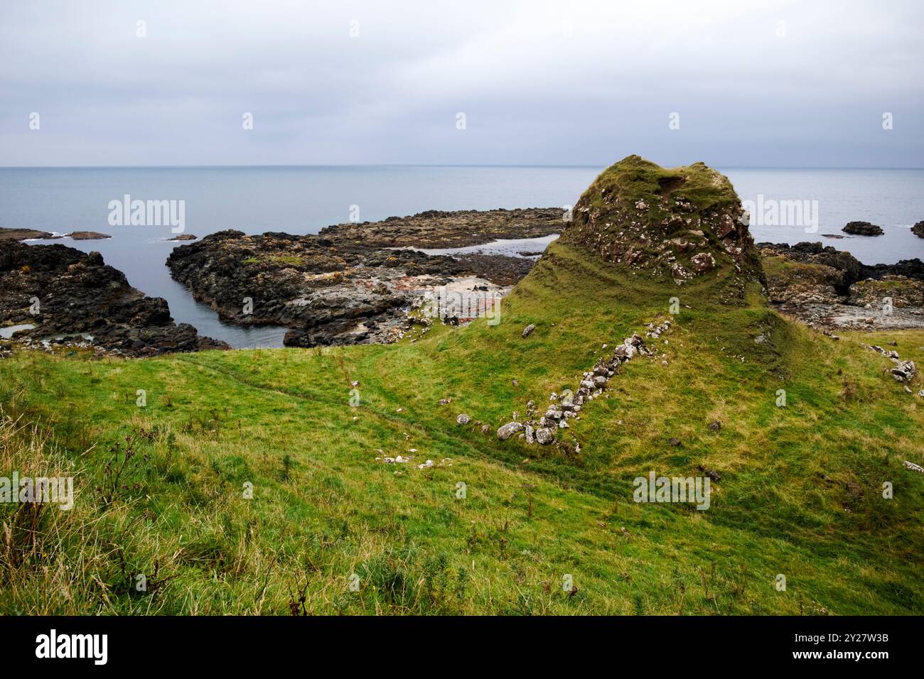 Felsformationen alte Felder und Küstenlinie in der Nähe von dunseverick Nordküste Nordirland großbritannien Stockfoto