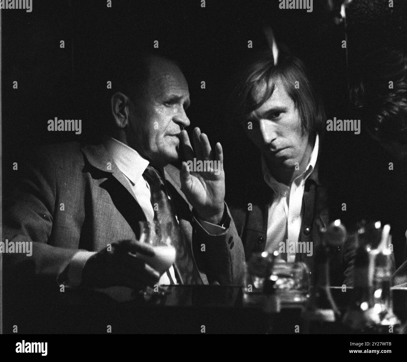 ARCHIVFOTO: Guenter NETZER wird 80 Jahre alt am 14. September 2024, 01SN Netzer 170571SP.jpg Guenter NETZER, Deutschland, Fußball, Fußballspieler, privat, Zivilist, im Gespräch mit Sepp HERBERGER links, in seiner Bar Lovers Lane in Borussia Mönchengladbach, QF, s/W ? Stockfoto