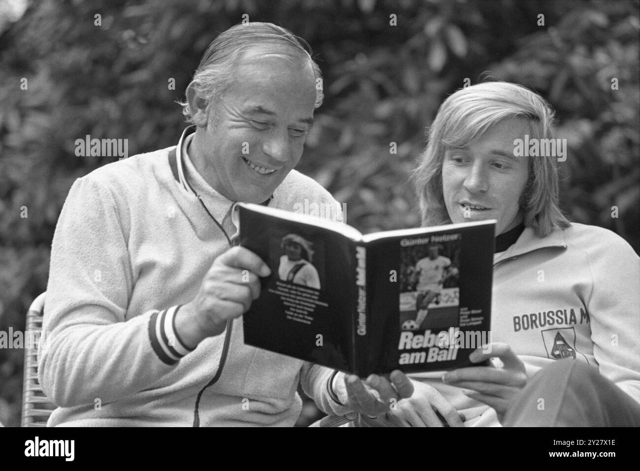 ARCHIVFOTO: Guenter NETZER wird am 14. September 2024 80 Jahre alt, Guenter NETZER, rechts, Deutschland, Fußball, Borussia Mönchengladbach und Hennes WEISWEILER verließen, Deutschland, Trainer, Lesung Netzers Buch 'Rebell am Ball', Autobiografie, undatiertes Foto ca. August 1971, Schwarzweiß-Foto, Â Stockfoto