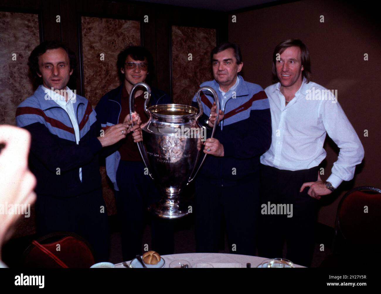 ARCHIVFOTO: Guenter NETZER wird am 14. September 2024 80 Jahre alt, FUSSBALL: Europapokal: HSV Hamburg Hamburg - Juventus Turin 1:0: RISTIC, MAGATH, HAPPEL und Netzer mit dem Pokal. ? Stockfoto