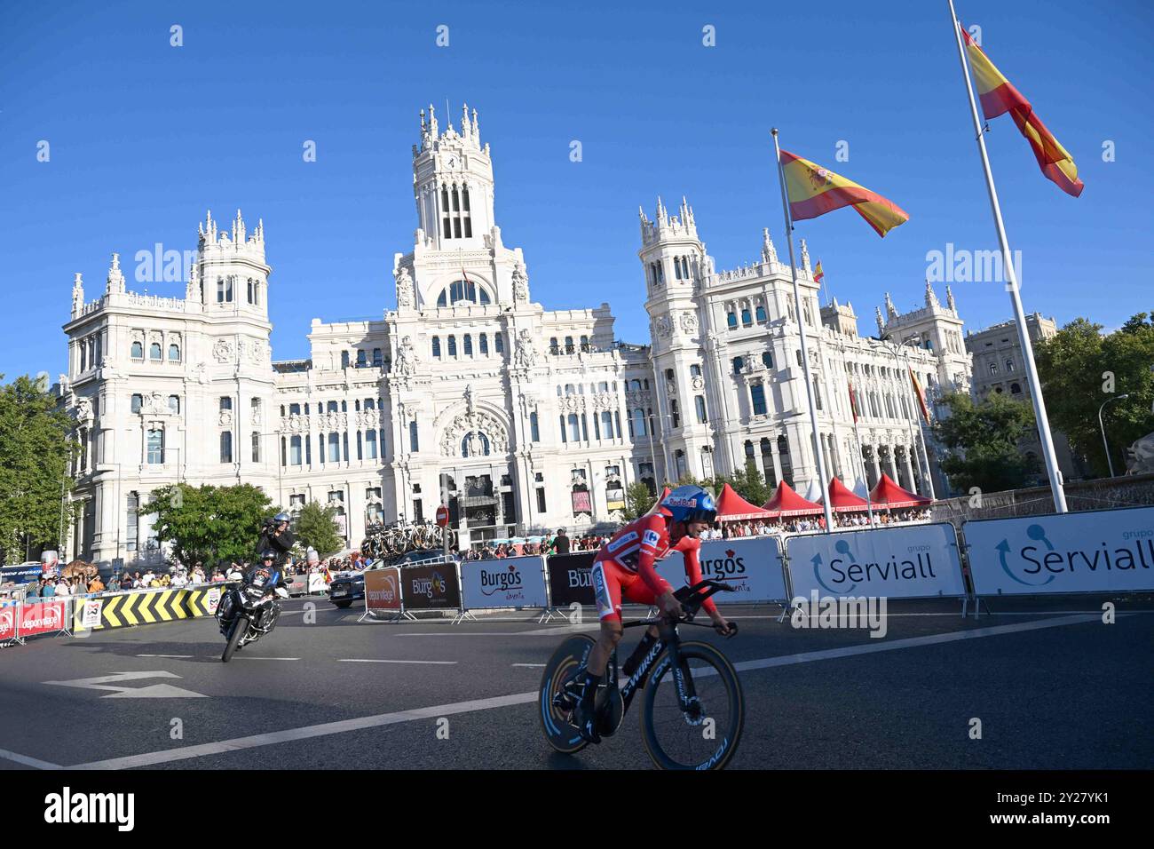 Spektakuläre Gebäude in Madrid, an denen Roglic im Zeitfahren der Endphase vorbeizog Stockfoto