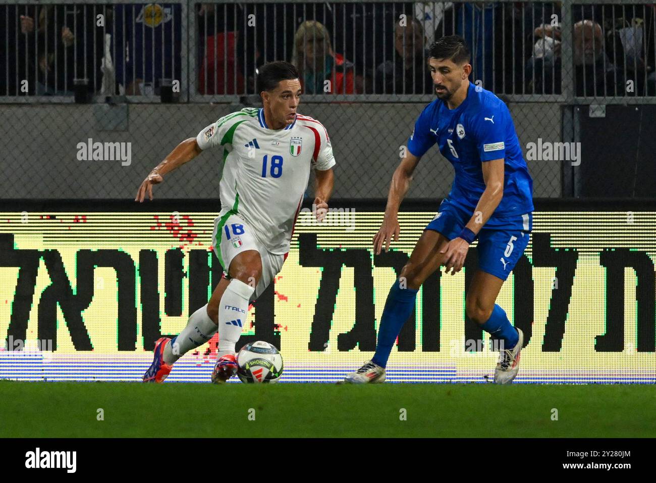 Giacomo Raspadori (Italien) im Kampf gegen Idan Nachmias (Israel) während des Spiels der UEFA Nations League zwischen Italien und Israele am 9. September 2024 in der Bozsik Arena in Budapest Stockfoto