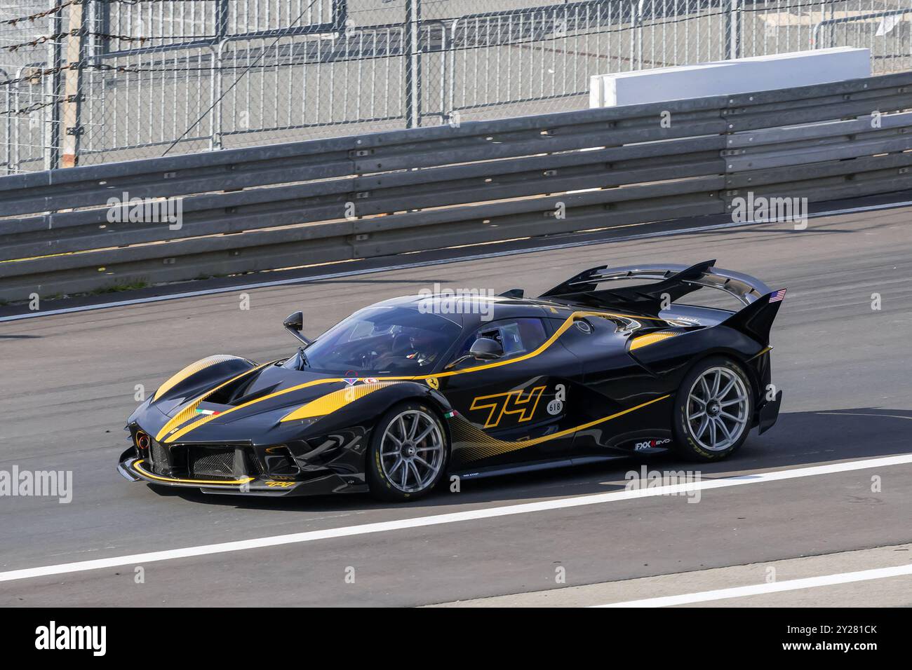 Nürburg, Deutschland - Nürburgring - FRD-Runde 2024 Ferrari Challenge Europe. Der schwarze Ferrari FXX K #74 verlässt die Boxengasse. Stockfoto