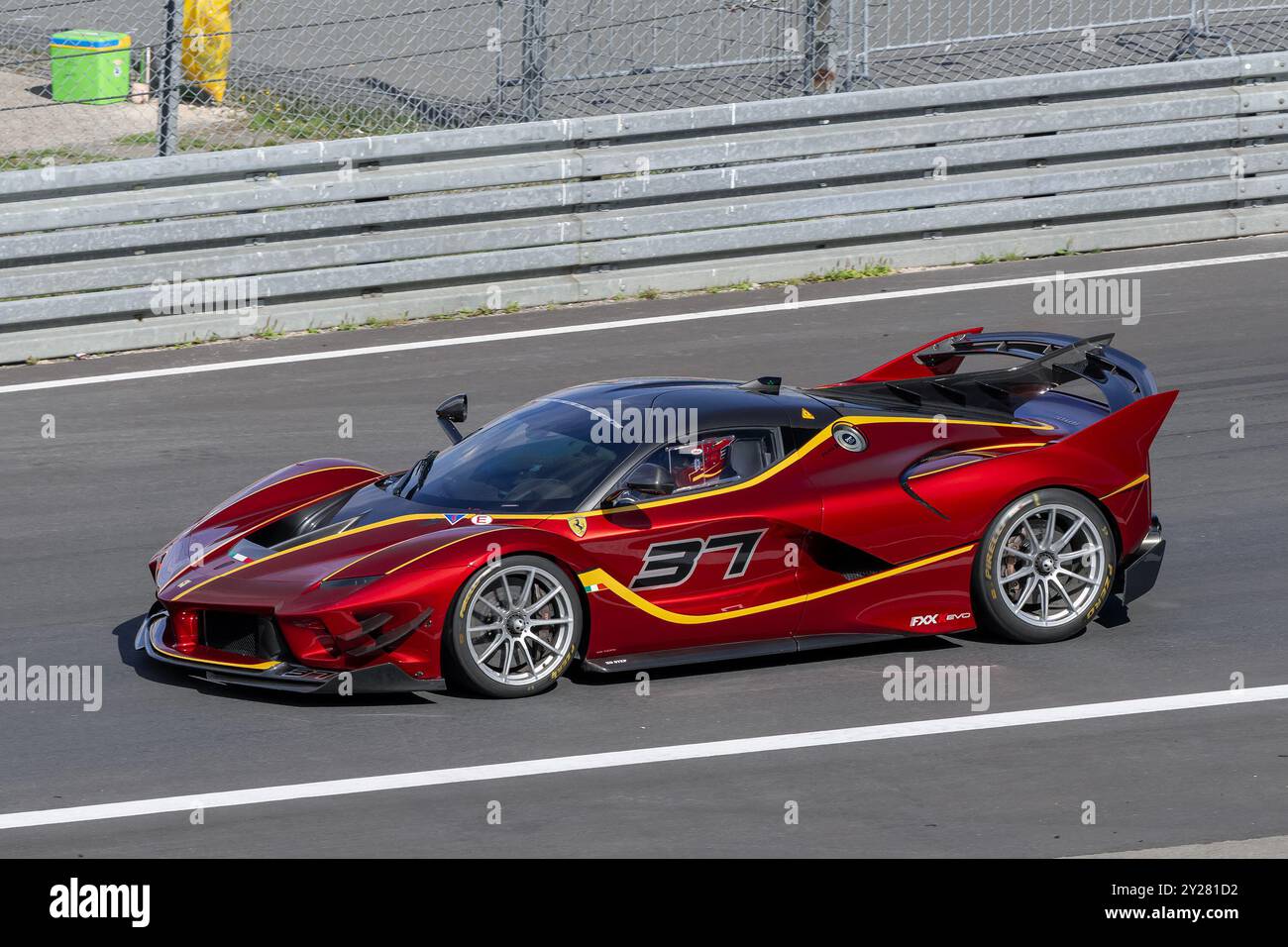 Nürburg, Deutschland - Nürburgring - FRD-Runde 2024 Ferrari Challenge Europe. Der rote Ferrari FXX K #37 verlässt die Boxengasse. Stockfoto