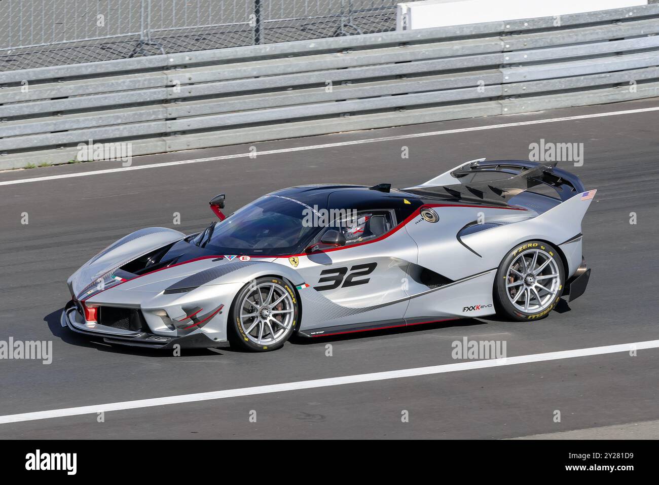 Nürburg, Deutschland - Nürburgring - FRD-Runde 2024 Ferrari Challenge Europe. Der graue Ferrari FXX K #32 verlässt die Boxengasse. Stockfoto