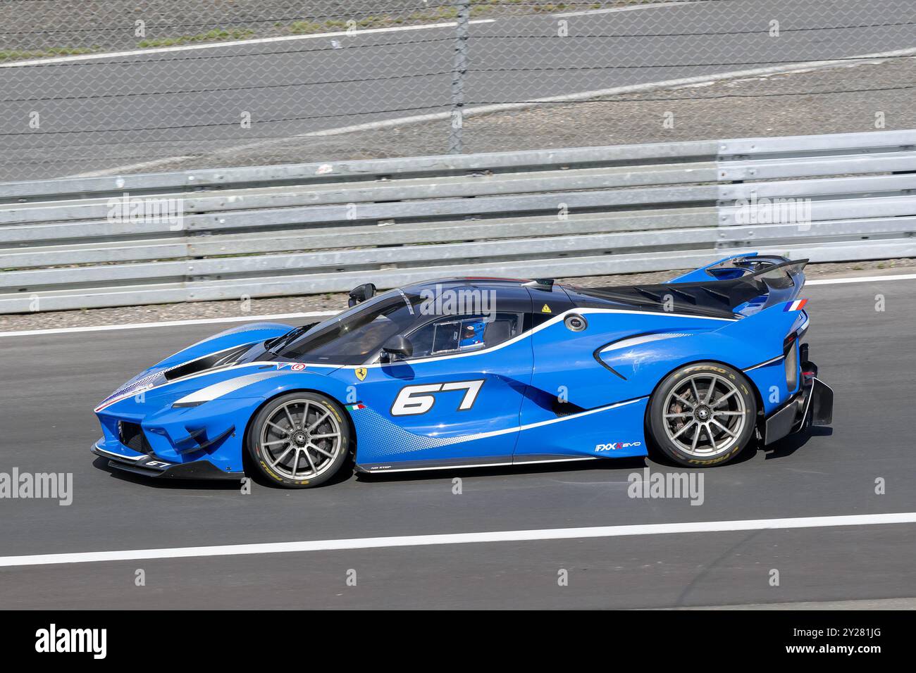 Nürburg, Deutschland - Nürburgring - FRD-Runde 2024 Ferrari Challenge Europe. Blauer Ferrari FXX K #67 verlässt die Boxengasse. Stockfoto