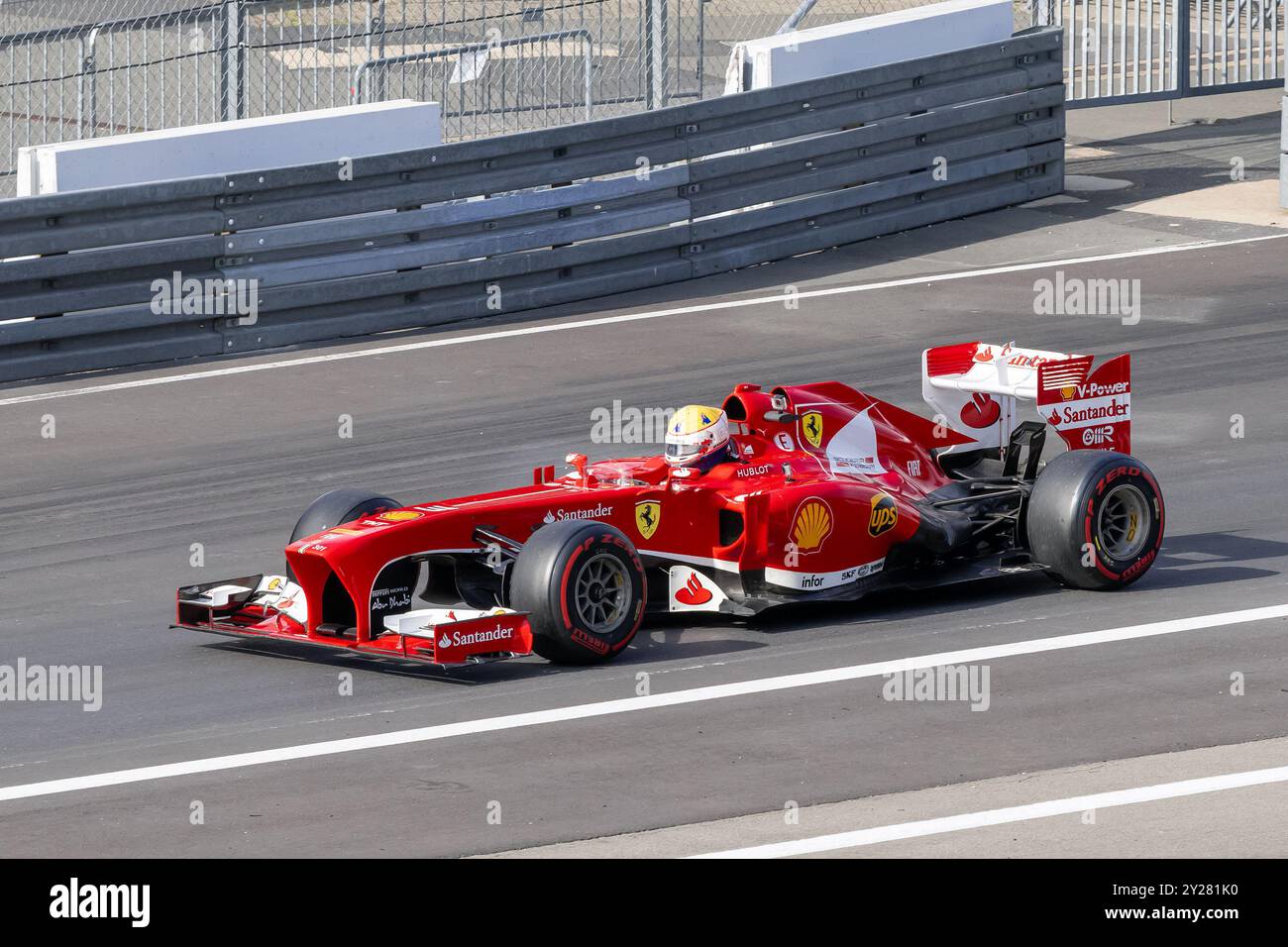 Nürburg, Deutschland - Nürburgring - FRD-Runde 2024 Ferrari Challenge Europe. Der rote Formel 1 Ferrari F138 verlässt die Boxengasse. Stockfoto