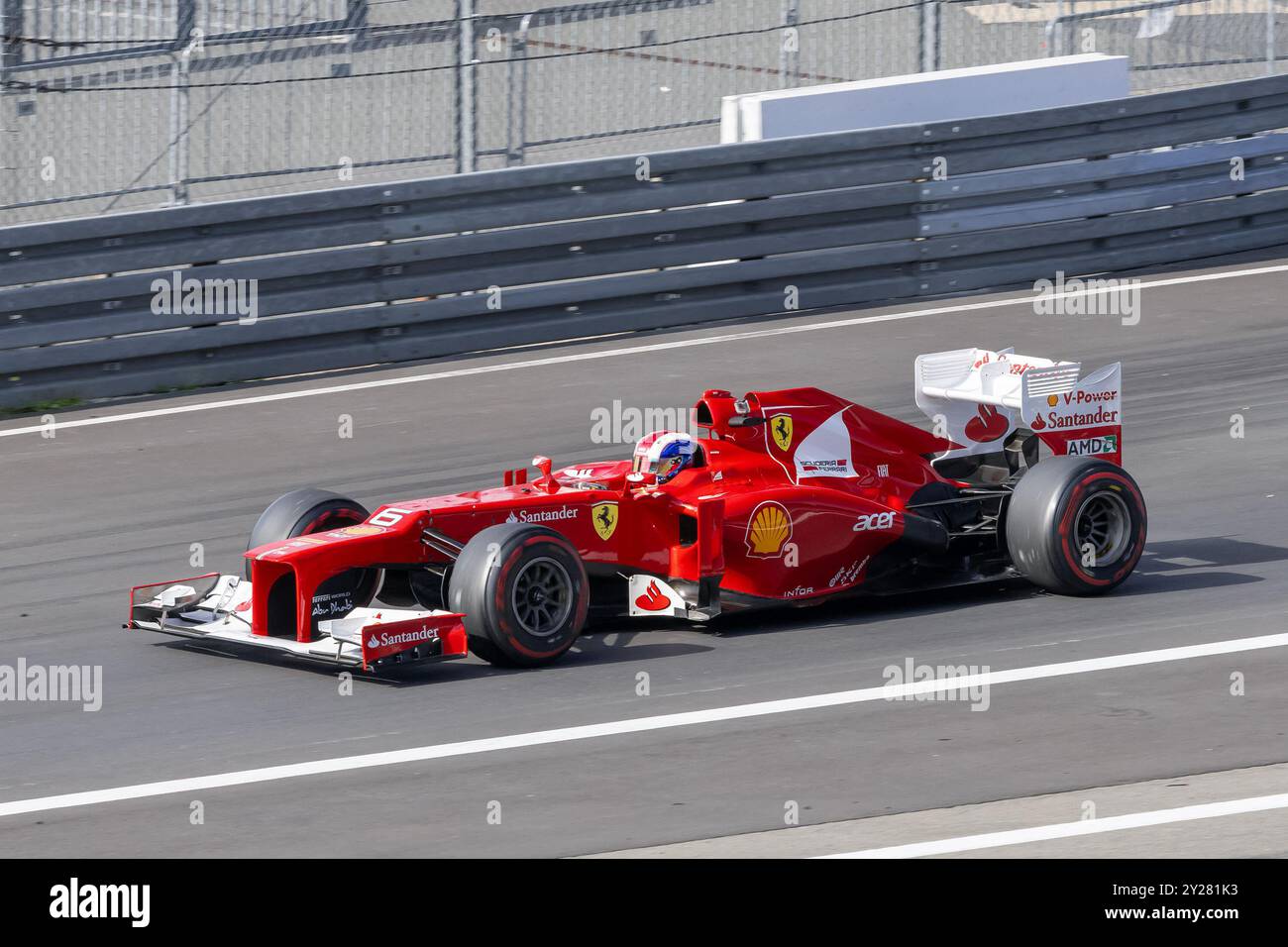 Nürburg, Deutschland - Nürburgring - FRD-Runde 2024 Ferrari Challenge Europe. Der rote Formel 1 Ferrari F2012 verlässt die Boxengasse. Stockfoto