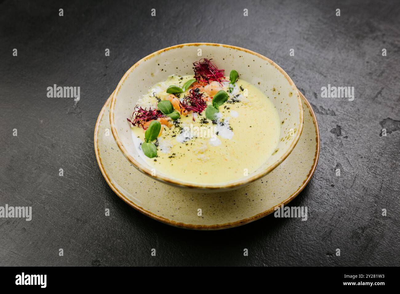 Cremige Gourmet-Suppe mit Garnelen, Mikrogrün und künstlerischer Präsentation - elegantes, feines Gericht Stockfoto