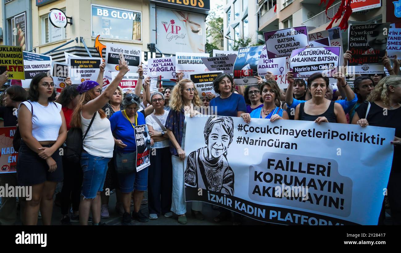 Izmir, Türkei. September 2024. Der Mord an Narin Guran, einem 8-jährigen Mädchen, das heute zur Ruhe gebracht wurde, hat im ganzen Land große Trauer verursacht und wurde von verschiedenen Frauenplattformen protestiert. Die Untersuchung des Todes von Narin Guran, der am 21. August in Diyarbakir vermisst wurde und dessen leblose Leiche gestern in einem Fluss gefunden wurde, wird von der Generalstaatsanwaltschaft von Diyarbakir fortgesetzt. Im Rahmen der Untersuchung des Todes von Narin Guran wurden 24 Personen inhaftiert und ihr Onkel verhaftet. Quelle: İdil Toffolo/Alamy Live News Stockfoto