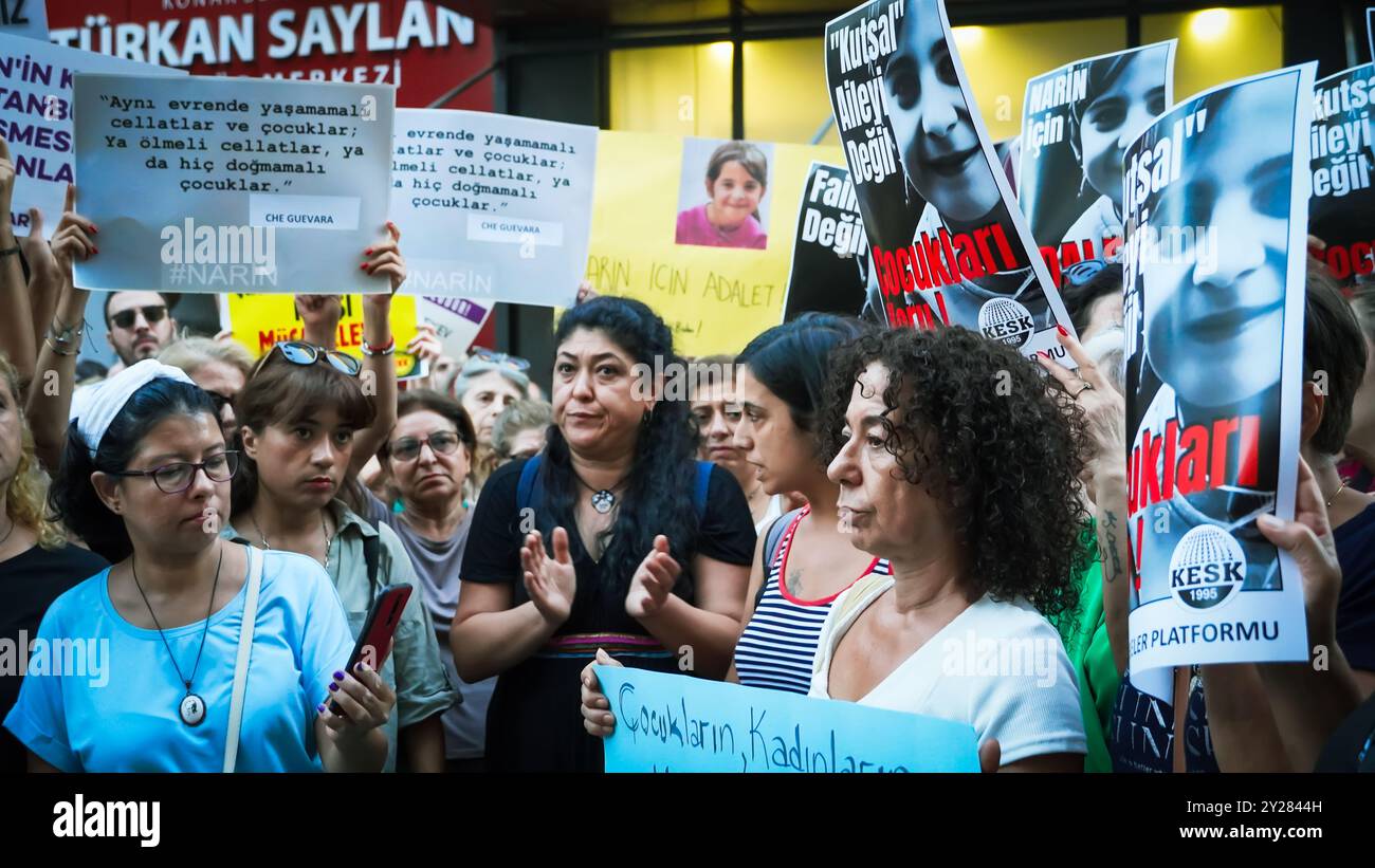 Izmir, Türkei. September 2024. Der Mord an Narin Guran, einem 8-jährigen Mädchen, das heute zur Ruhe gebracht wurde, hat im ganzen Land große Trauer verursacht und wurde von verschiedenen Frauenplattformen protestiert. Die Untersuchung des Todes von Narin Guran, der am 21. August in Diyarbakir vermisst wurde und dessen leblose Leiche gestern in einem Fluss gefunden wurde, wird von der Generalstaatsanwaltschaft von Diyarbakir fortgesetzt. Im Rahmen der Untersuchung des Todes von Narin Guran wurden 24 Personen inhaftiert und ihr Onkel verhaftet. Quelle: İdil Toffolo/Alamy Live News Stockfoto