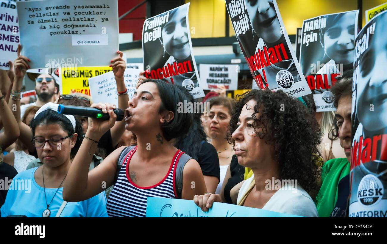 Izmir, Türkei. September 2024. Der Mord an Narin Guran, einem 8-jährigen Mädchen, das heute zur Ruhe gebracht wurde, hat im ganzen Land große Trauer verursacht und wurde von verschiedenen Frauenplattformen protestiert. Die Untersuchung des Todes von Narin Guran, der am 21. August in Diyarbakir vermisst wurde und dessen leblose Leiche gestern in einem Fluss gefunden wurde, wird von der Generalstaatsanwaltschaft von Diyarbakir fortgesetzt. Im Rahmen der Untersuchung des Todes von Narin Guran wurden 24 Personen inhaftiert und ihr Onkel verhaftet. Quelle: İdil Toffolo/Alamy Live News Stockfoto