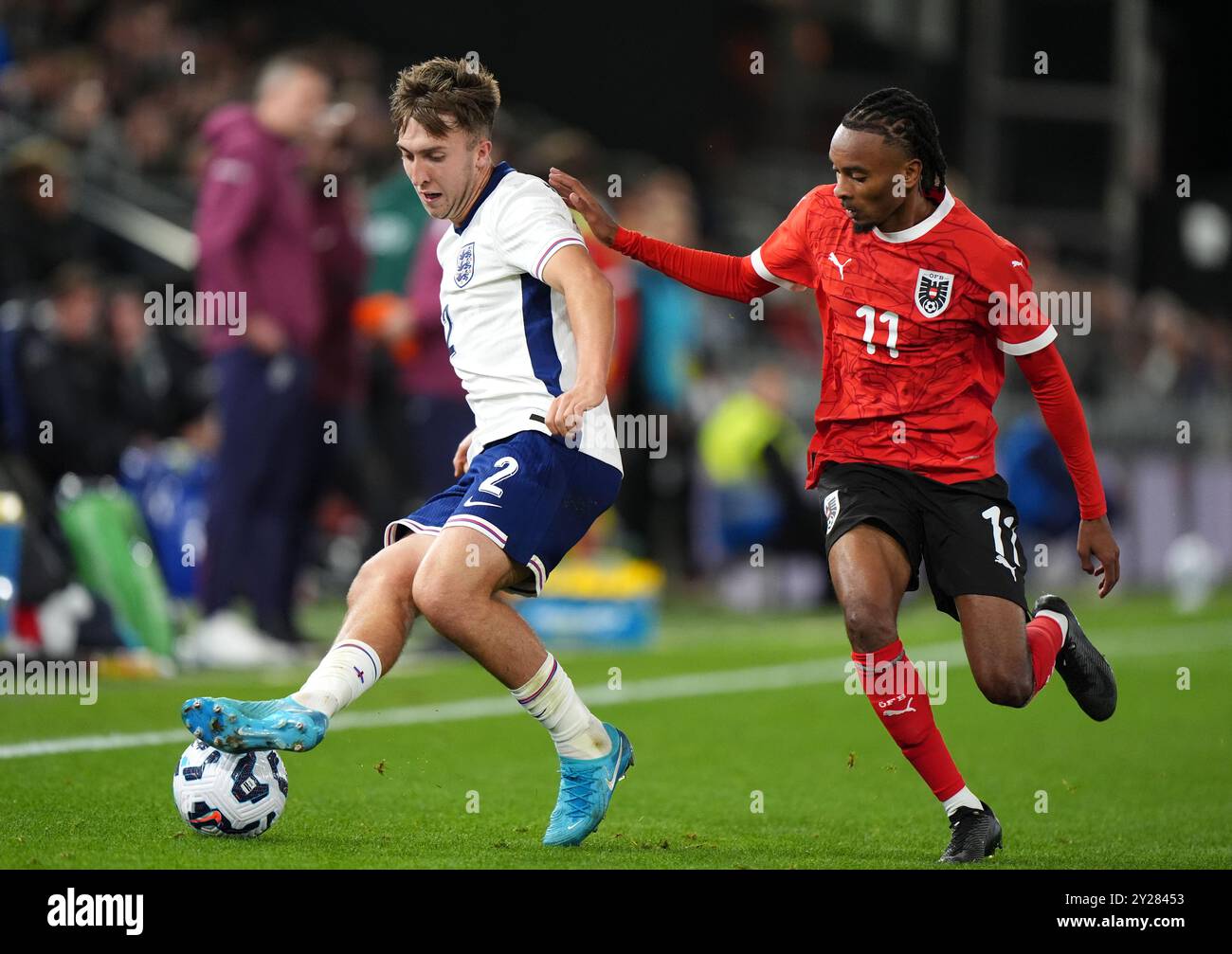 Der englische Jack Hinshelwood (links) und der Österreicher Thierno Ballo (rechts) kämpfen um den Ball während des U21-Freundschaftsspiels in der Kenilworth Road, Luton. Bilddatum: Montag, 9. September 2024. Stockfoto