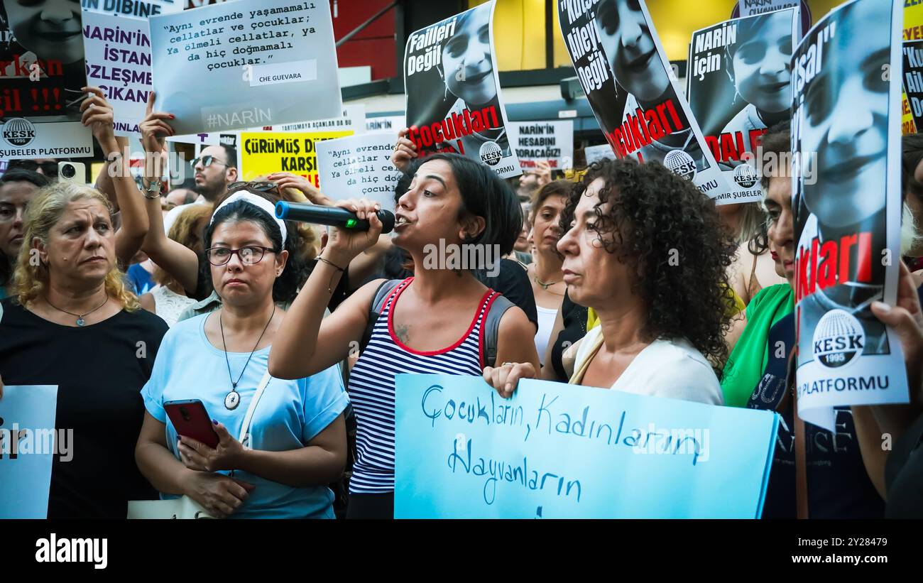 Izmir, Türkei. September 2024. Der Mord an Narin Guran, einem 8-jährigen Mädchen, das heute zur Ruhe gebracht wurde, hat im ganzen Land große Trauer verursacht und wurde von verschiedenen Frauenplattformen protestiert. Die Untersuchung des Todes von Narin Guran, der am 21. August in Diyarbakir vermisst wurde und dessen leblose Leiche gestern in einem Fluss gefunden wurde, wird von der Generalstaatsanwaltschaft von Diyarbakir fortgesetzt. Im Rahmen der Untersuchung des Todes von Narin Guran wurden 24 Personen inhaftiert und ihr Onkel verhaftet. Quelle: İdil Toffolo/Alamy Live News Stockfoto