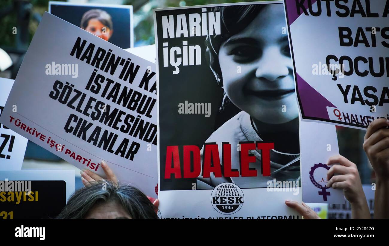 Izmir, Türkei. September 2024. Der Mord an Narin Guran, einem 8-jährigen Mädchen, das heute zur Ruhe gebracht wurde, hat im ganzen Land große Trauer verursacht und wurde von verschiedenen Frauenplattformen protestiert. Die Untersuchung des Todes von Narin Guran, der am 21. August in Diyarbakir vermisst wurde und dessen leblose Leiche gestern in einem Fluss gefunden wurde, wird von der Generalstaatsanwaltschaft von Diyarbakir fortgesetzt. Im Rahmen der Untersuchung des Todes von Narin Guran wurden 24 Personen inhaftiert und ihr Onkel verhaftet. Quelle: İdil Toffolo/Alamy Live News Stockfoto