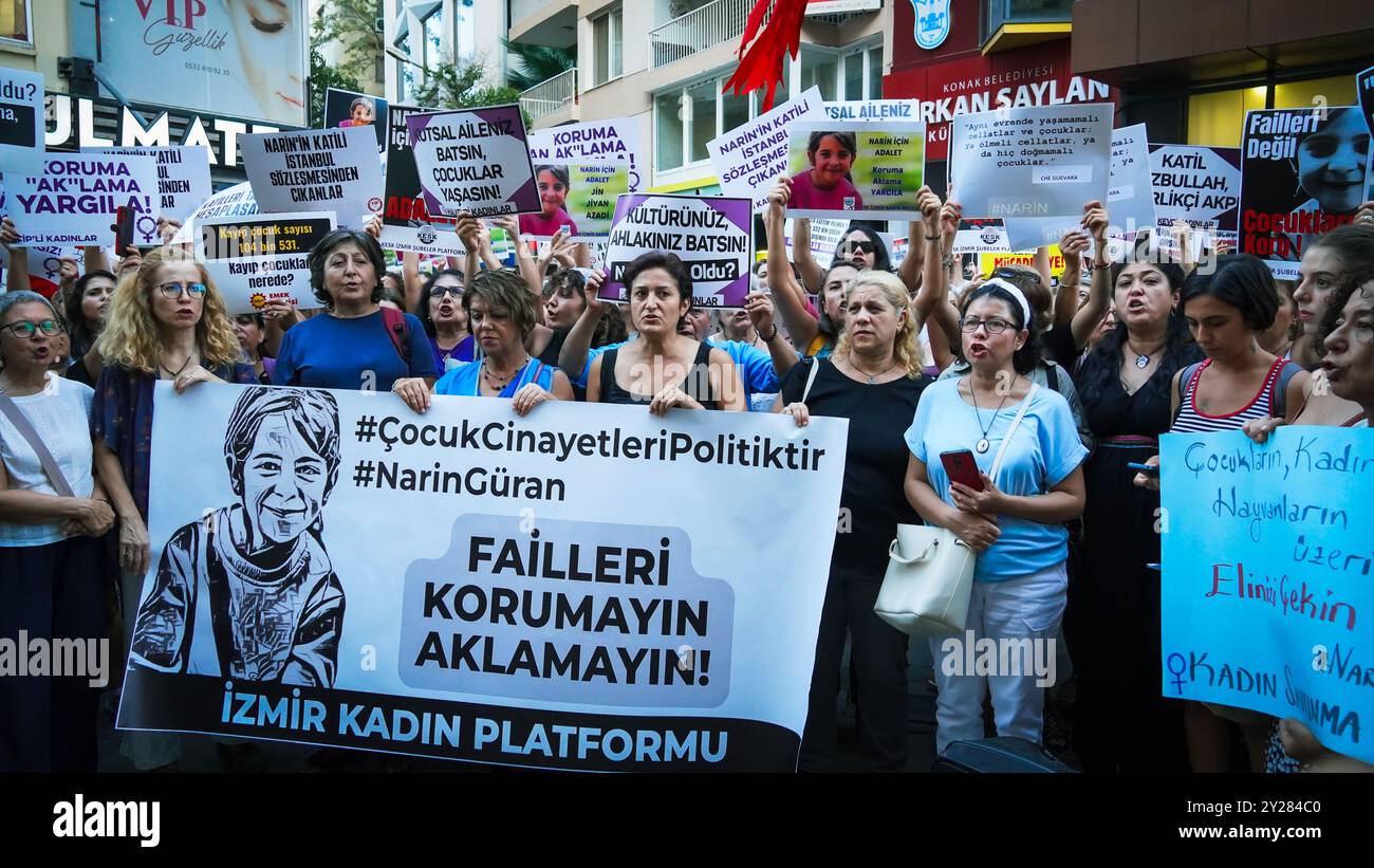 Izmir, Türkei. September 2024. Der Mord an Narin Guran, einem 8-jährigen Mädchen, das heute zur Ruhe gebracht wurde, hat im ganzen Land große Trauer verursacht und wurde von verschiedenen Frauenplattformen protestiert. Die Untersuchung des Todes von Narin Guran, der am 21. August in Diyarbakir vermisst wurde und dessen leblose Leiche gestern in einem Fluss gefunden wurde, wird von der Generalstaatsanwaltschaft von Diyarbakir fortgesetzt. Im Rahmen der Untersuchung des Todes von Narin Guran wurden 24 Personen inhaftiert und ihr Onkel verhaftet. Quelle: İdil Toffolo/Alamy Live News Stockfoto