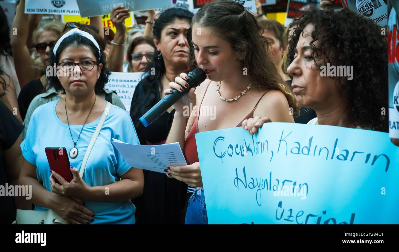 Izmir, Türkei. September 2024. Der Mord an Narin Guran, einem 8-jährigen Mädchen, das heute zur Ruhe gebracht wurde, hat im ganzen Land große Trauer verursacht und wurde von verschiedenen Frauenplattformen protestiert. Die Untersuchung des Todes von Narin Guran, der am 21. August in Diyarbakir vermisst wurde und dessen leblose Leiche gestern in einem Fluss gefunden wurde, wird von der Generalstaatsanwaltschaft von Diyarbakir fortgesetzt. Im Rahmen der Untersuchung des Todes von Narin Guran wurden 24 Personen inhaftiert und ihr Onkel verhaftet. Quelle: İdil Toffolo/Alamy Live News Stockfoto