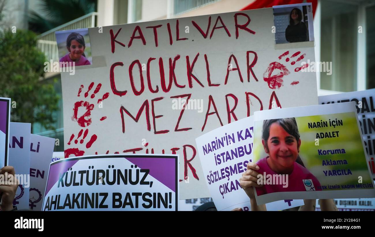Izmir, Türkei. September 2024. Der Mord an Narin Guran, einem 8-jährigen Mädchen, das heute zur Ruhe gebracht wurde, hat im ganzen Land große Trauer verursacht und wurde von verschiedenen Frauenplattformen protestiert. Die Untersuchung des Todes von Narin Guran, der am 21. August in Diyarbakir vermisst wurde und dessen leblose Leiche gestern in einem Fluss gefunden wurde, wird von der Generalstaatsanwaltschaft von Diyarbakir fortgesetzt. Im Rahmen der Untersuchung des Todes von Narin Guran wurden 24 Personen inhaftiert und ihr Onkel verhaftet. Quelle: İdil Toffolo/Alamy Live News Stockfoto