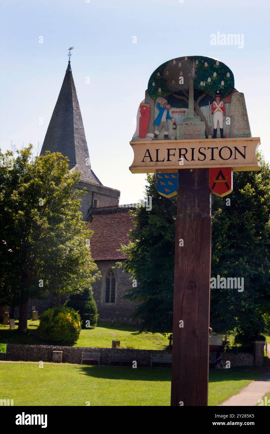 Alfriston Dorfschild und Turm der St. Andrews Kirche, East Sussex, England Stockfoto