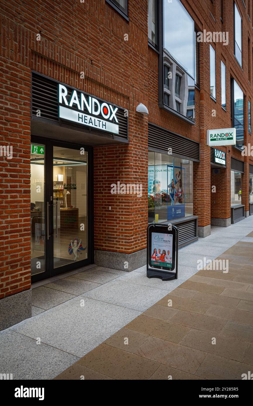 Randox Health Clinic auf dem Patornoster Square im Finanzdistrikt der Stadt London. Randox Health Drop in Klinik und Testzentrum. Stockfoto