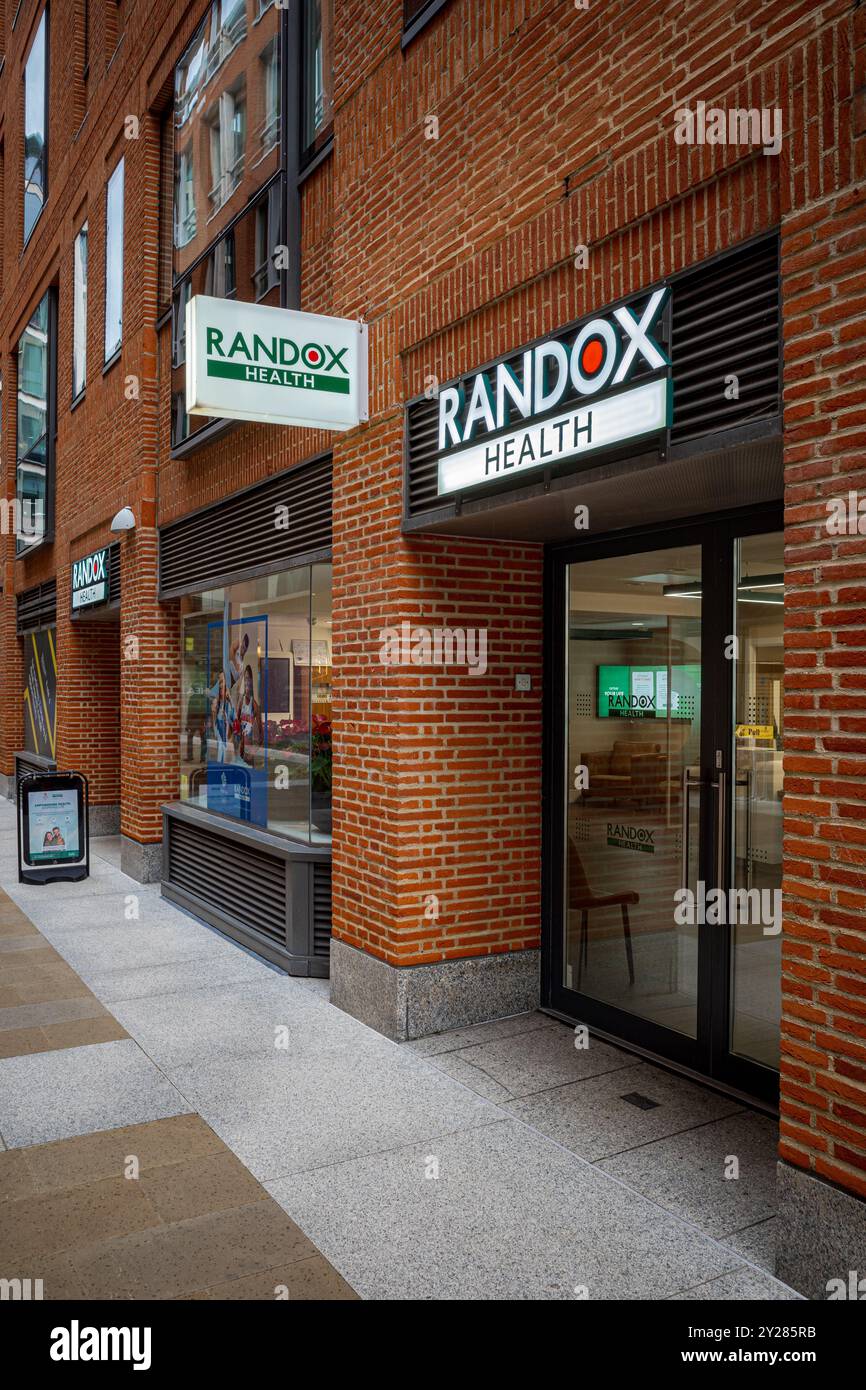 Randox Health Clinic auf dem Patornoster Square im Finanzdistrikt der Stadt London. Randox Health Drop in Klinik und Testzentrum. Stockfoto