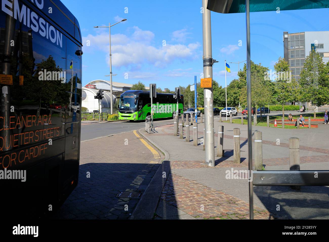 Green Single-Deck Flixbus, Cardiff Bay, South Wales, UK. Vom September 2024 Stockfoto