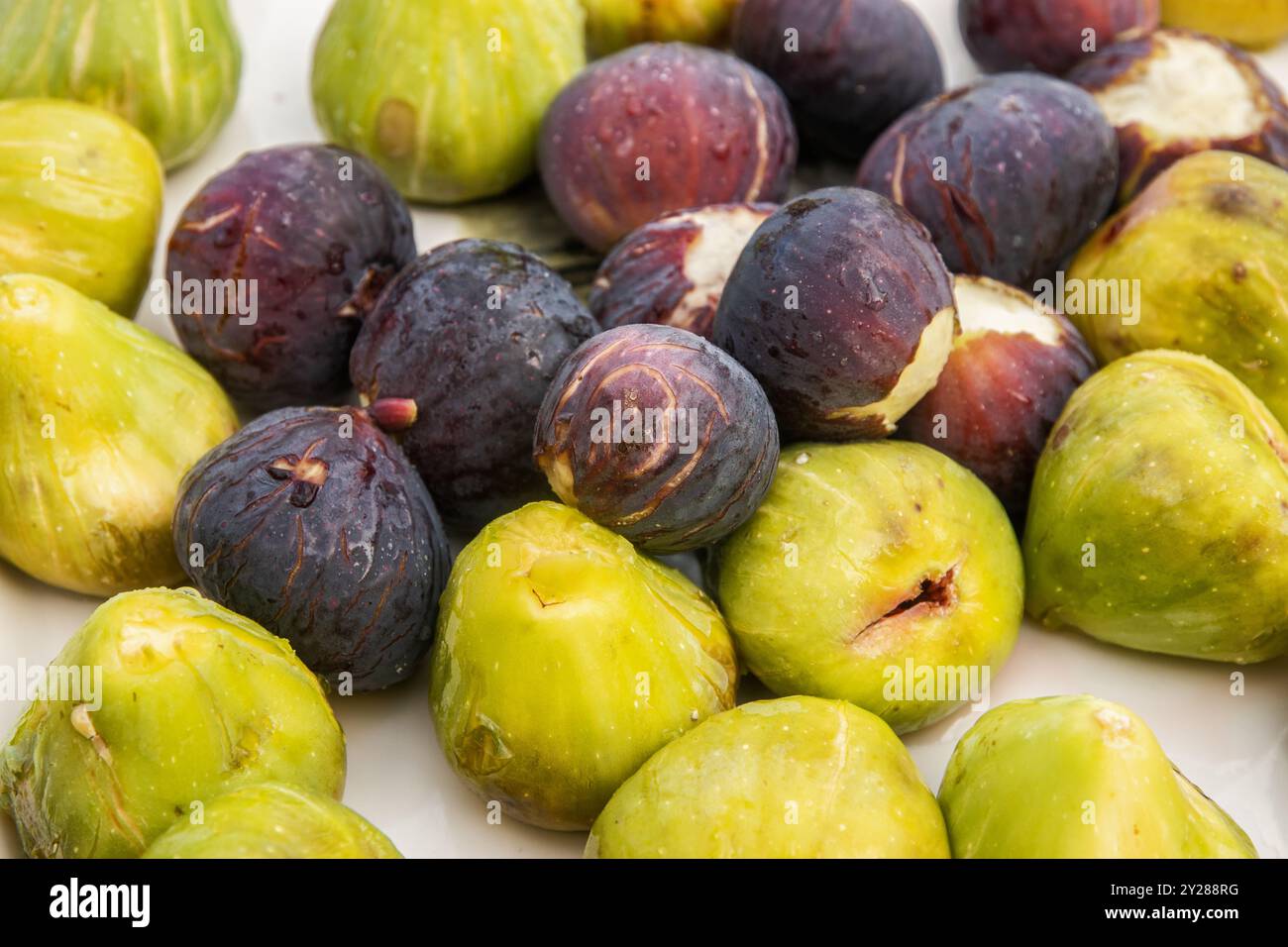 Reife, frische grüne und violette Feigen aus der Nähe Stockfoto