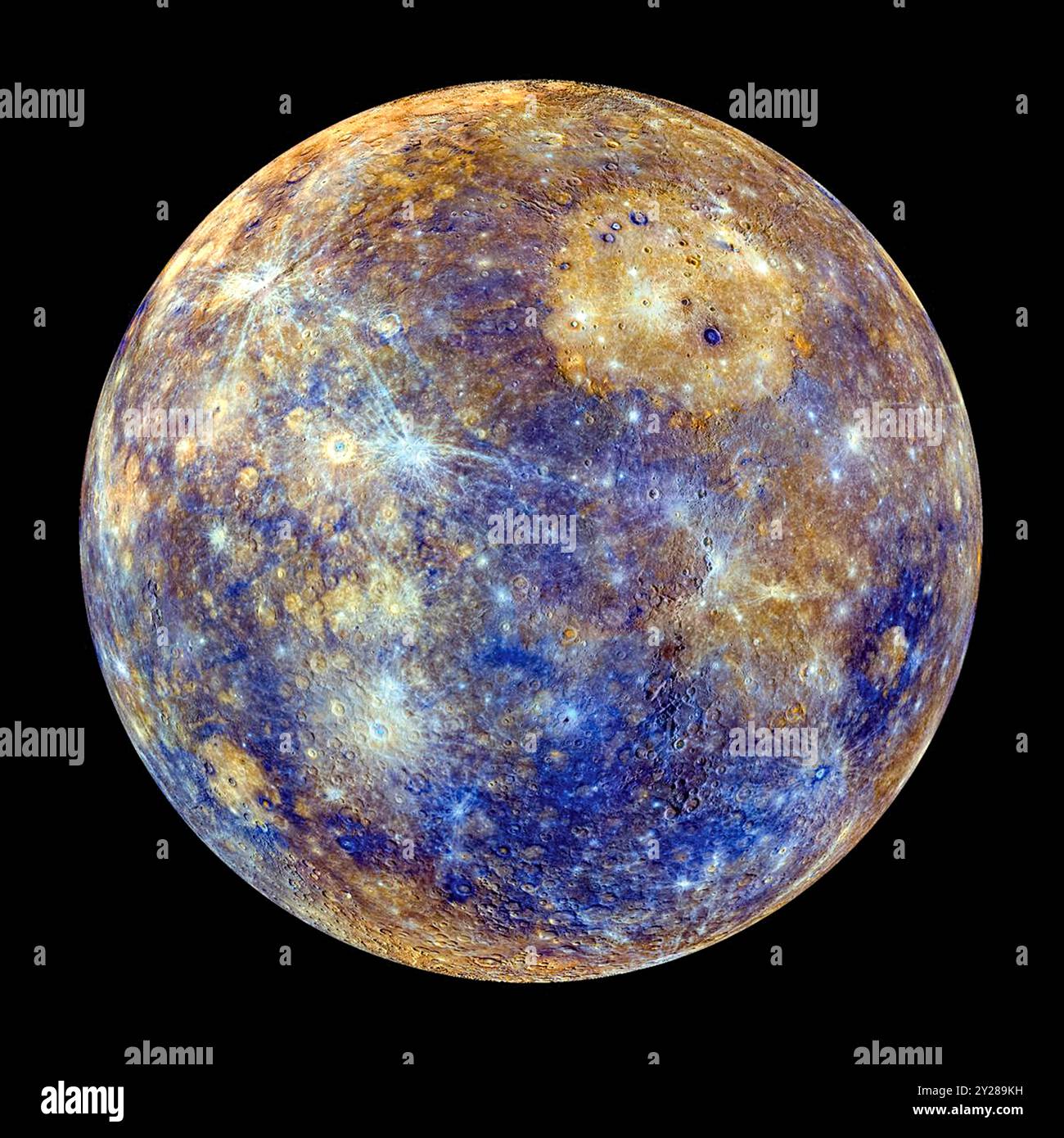 Quecksilber, Verbundbild, aufgenommen von der robotischen Raumsonde MESSENGER der NASA in Falschfarben, die die Zusammensetzung der Oberfläche und die geologischen Merkmale des Planeten hervorheben. Digital optimiert für Druck und Ausstellung. Quelle: NASA / Johns Hopkins University Applied Physics Laboratory / Carnegie Institution of Washington / Futuras Fotos Stockfoto