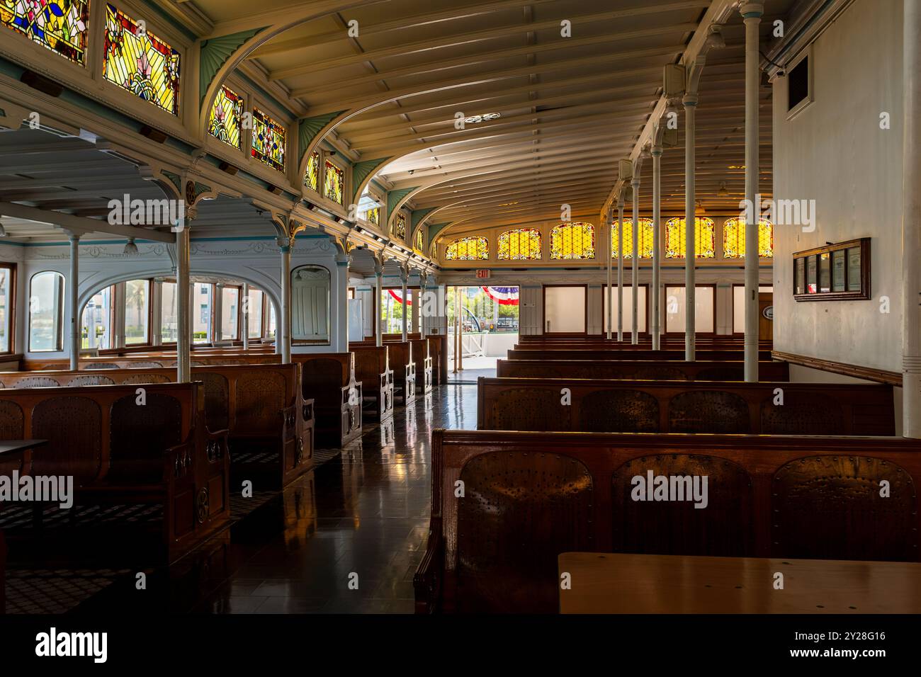 Sitzplätze im Innenraum an Bord der historischen San Francisco Bay Dampffähre The Berkeley, die heute im Maritime Museum von San Diego, Kalifornien, verankert ist Stockfoto