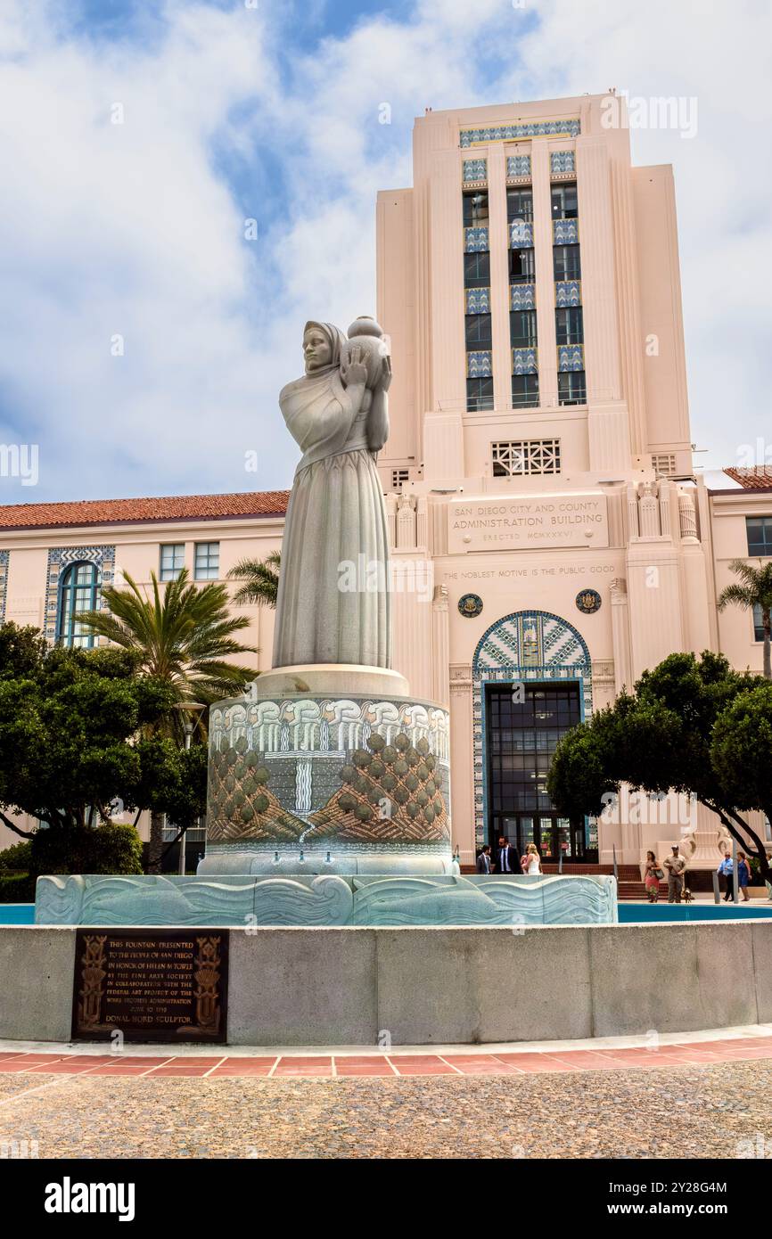 Das architektonisch bedeutsame Gebäude der San Diego City and County Administration ist ein gut erhaltenes Beispiel für Beaux-Arts und den spanischen Revival-Stil. Stockfoto