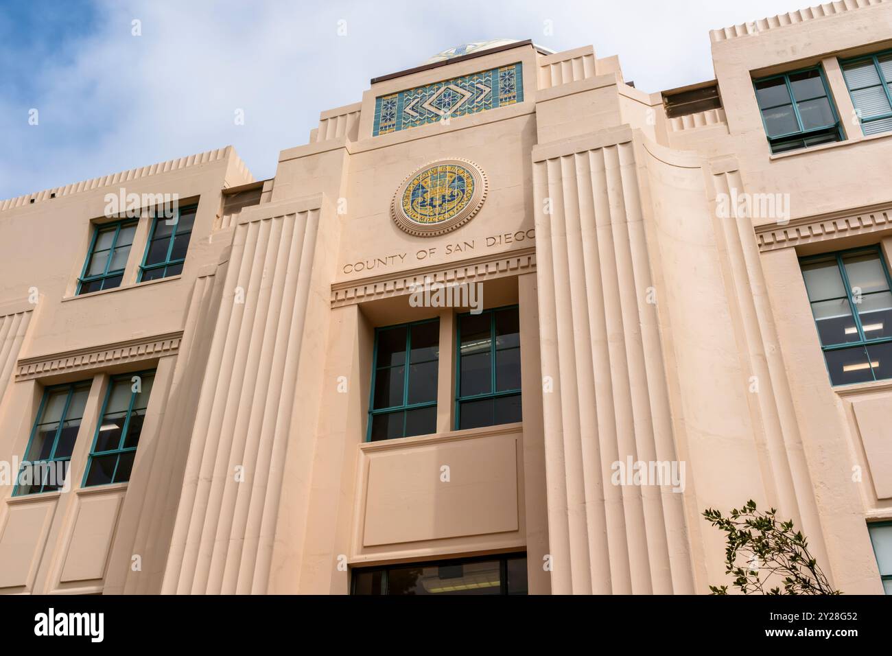 Das architektonisch bedeutsame Gebäude der San Diego City and County Administration ist ein gut erhaltenes Beispiel für Beaux-Arts und den spanischen Revival-Stil. Stockfoto
