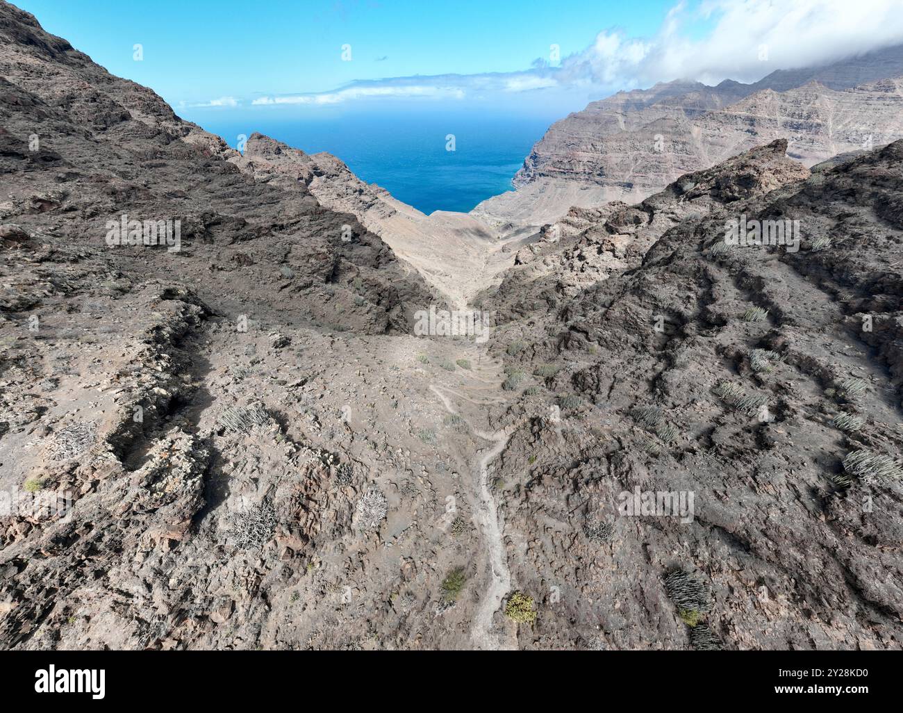 Aus der Vogelperspektive auf den Weg durch die Berge zum Guigui Beach, unberührten schwarzen Sandstrand, Gran Canaria. Spanien. Landschaftlich reizvoller Pfad Stockfoto