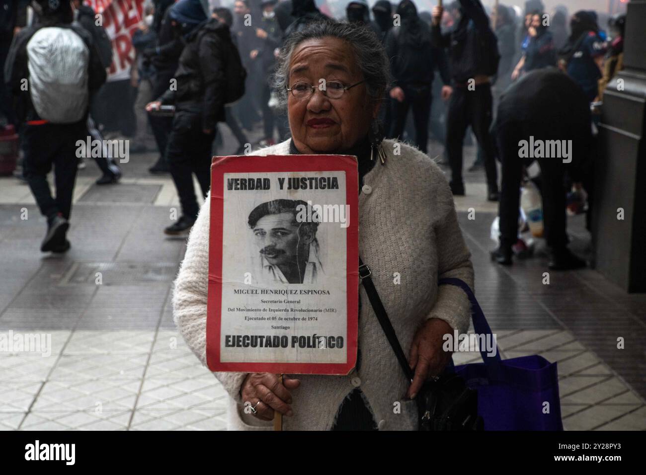 Santiago, Metropolregion, Chile. September 2024. Wallfahrt zum Generalfriedhof zum Gedenken an die Opfer der zivil-militärischen Diktatur unter der Leitung von AUGUSTO PINOCHET. Santiago de Chile, 2024. Joshua Arguello. (Kreditbild: © Joshua Arguello/ZUMA Press Wire) NUR REDAKTIONELLE VERWENDUNG! Nicht für kommerzielle ZWECKE! Stockfoto