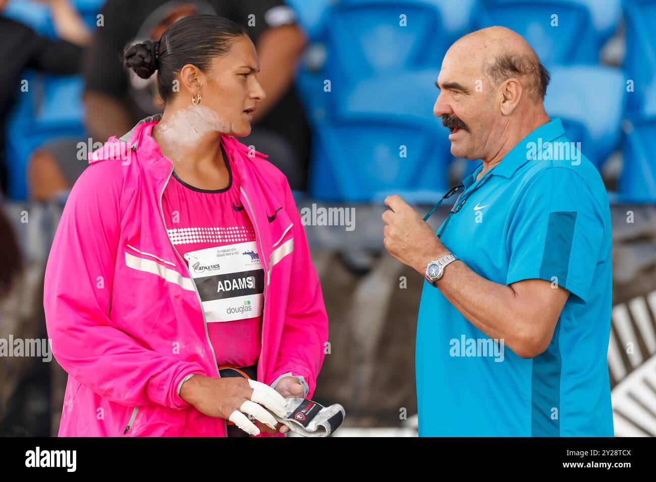 Valerie Adams ist eine neuseeländische Shot-Putter, vierfache Weltmeisterin, vierfache Hallenweltmeisterin, zweifache Olympiasiegerin, dreifache Commonwealth-Games-Meisterin und zweifache IAAF Continental Cup-Siegerin mit ihrem Trainer Jean-Pierre Egger bei einem Wettkampf in Auckland, Neuseeland Stockfoto