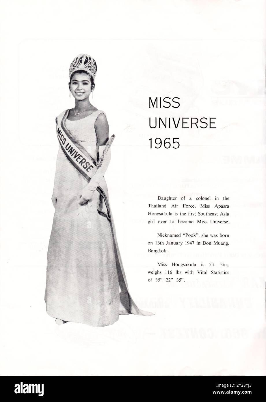 Bild von Miss Aspasra Hongsakula, Gewinnerin des Miss Universe Wettbewerbs 1965, aufgenommen von einer Seite in der Miss Singapore/Miss Universe Broschüre von 1966. Stockfoto