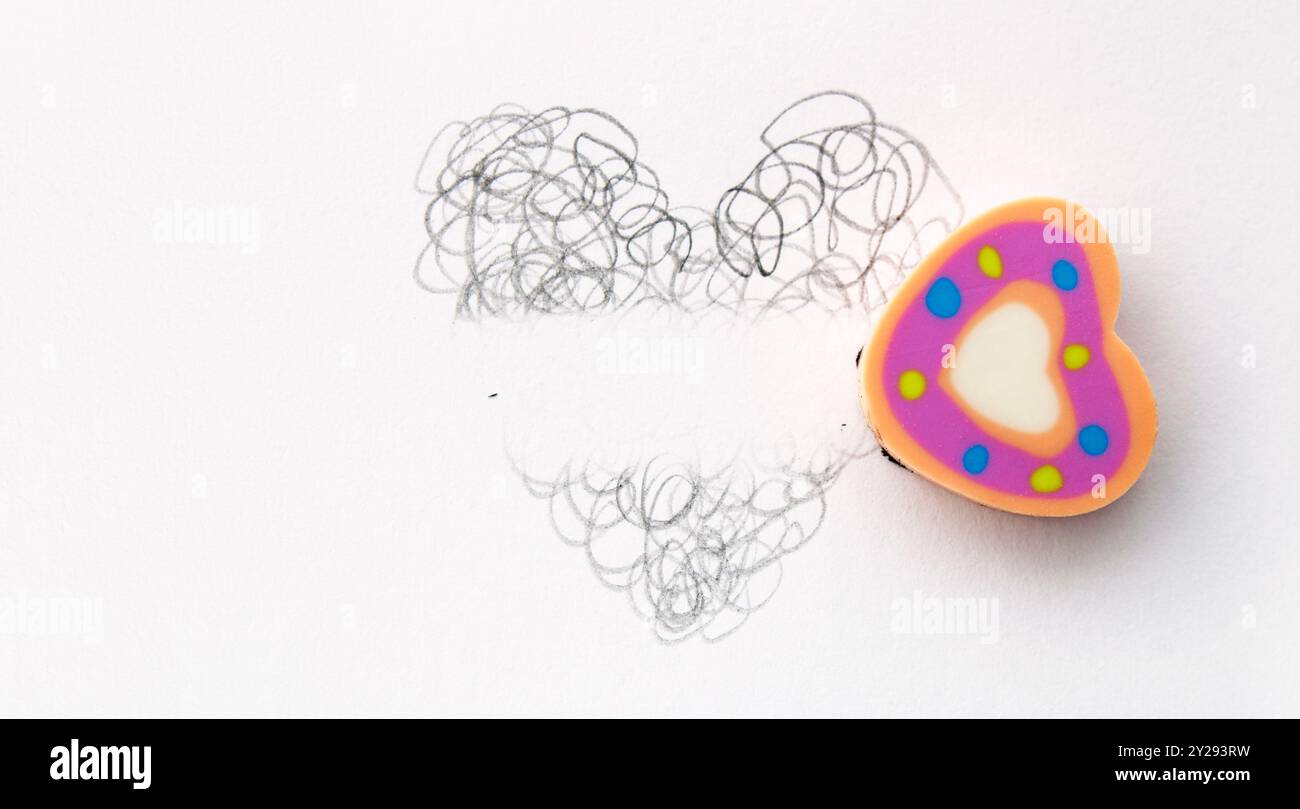 Radierer, der den Weg im Herzen frei macht, voller Konflikte Stockfoto