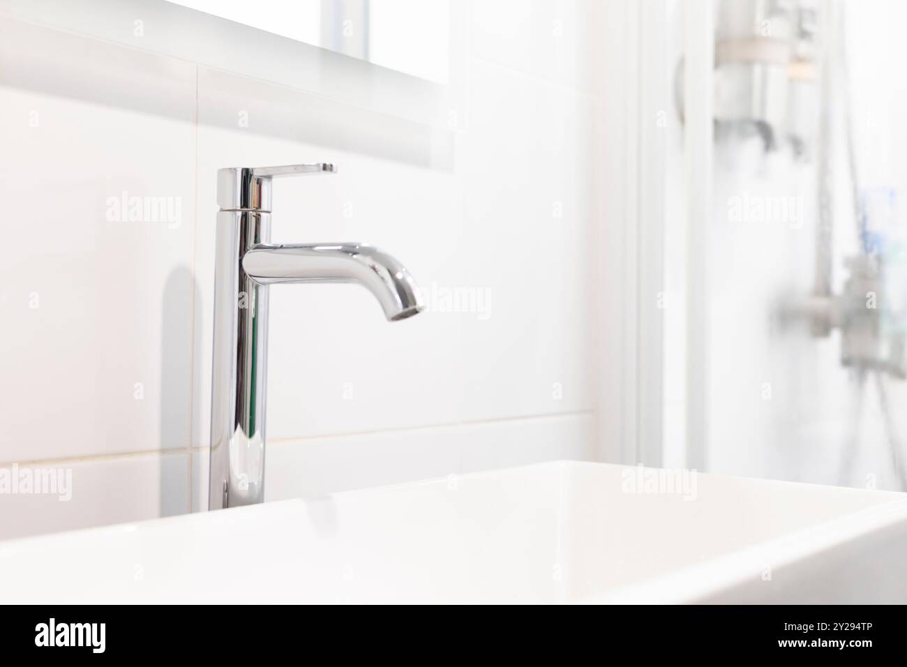 Modernes Duschdesign: Luxuriöses weißes Badezimmer mit Wasserfluss, architektonische Eleganz in einem Haus oder Hotel Stockfoto