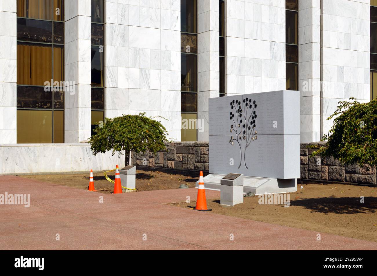 Das New York State Emergency Medical Services (EMS) Memorial befindet sich vor dem New York State Capitol am Empire State Plaza in Albany, NY Stockfoto