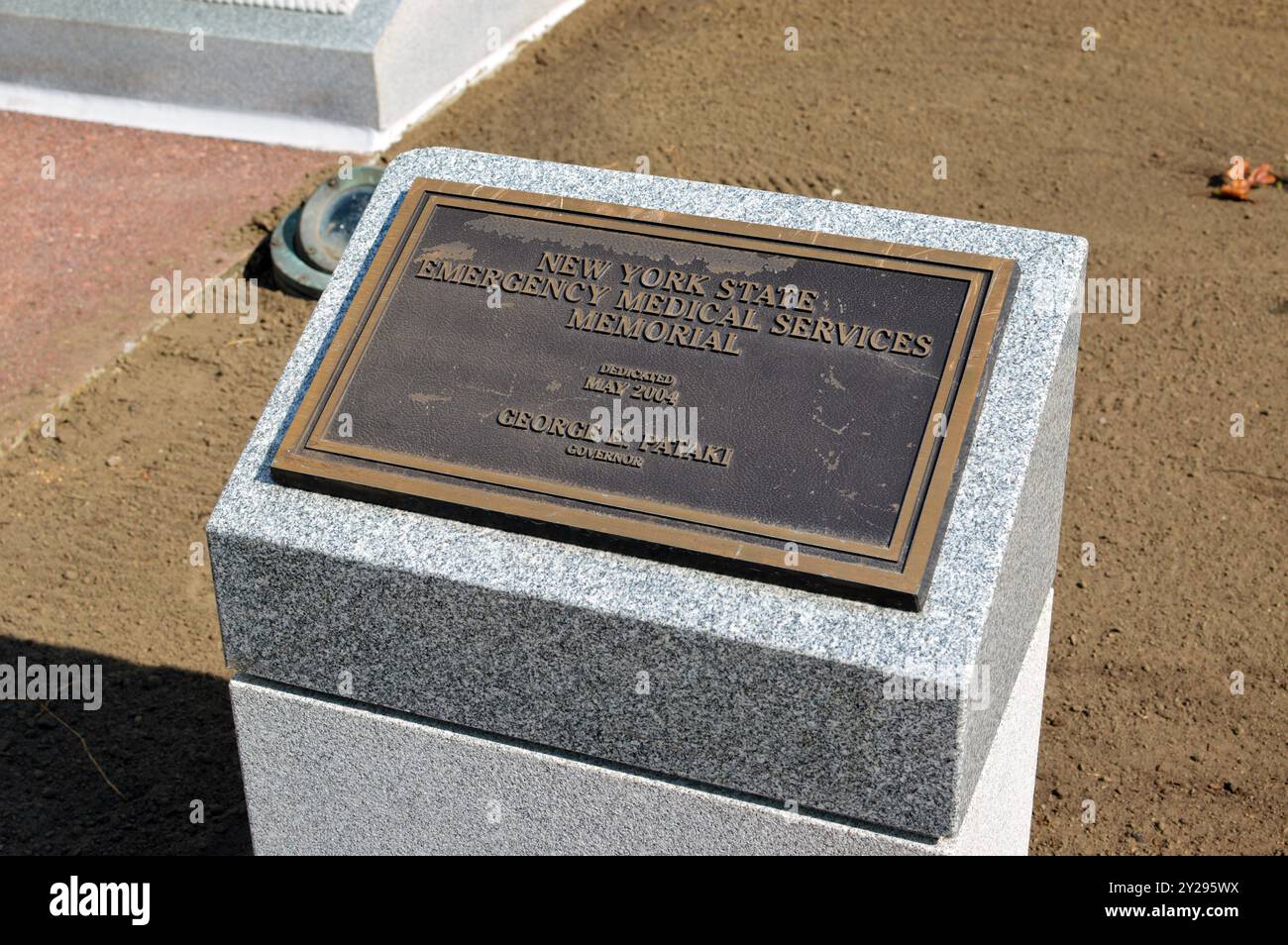 Das New York State Emergency Medical Services (EMS) Memorial befindet sich vor dem New York State Capitol am Empire State Plaza in Albany, NY Stockfoto